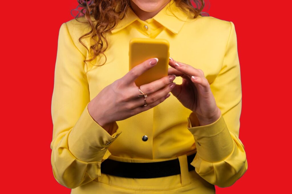 Businesswoman looking at The Insolvency Report on her mobile, representing Canadian small and medium business owners discovering debt solutions